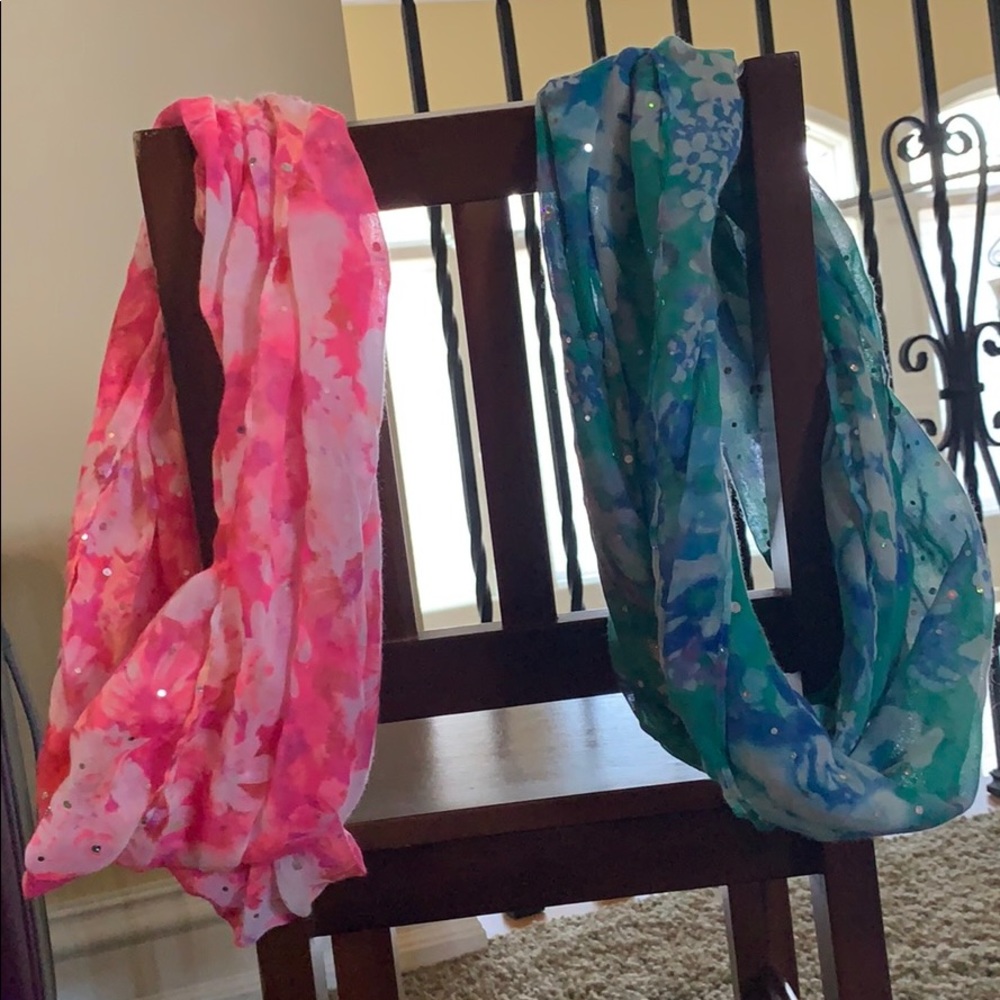 2 flowered infinity scarves
